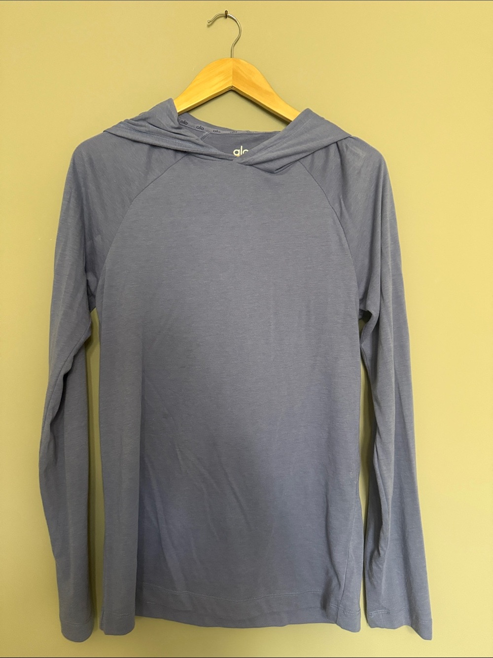 ALO Men’s Yoga Lightweight Hooded Long-Sleeve Top — Blue
